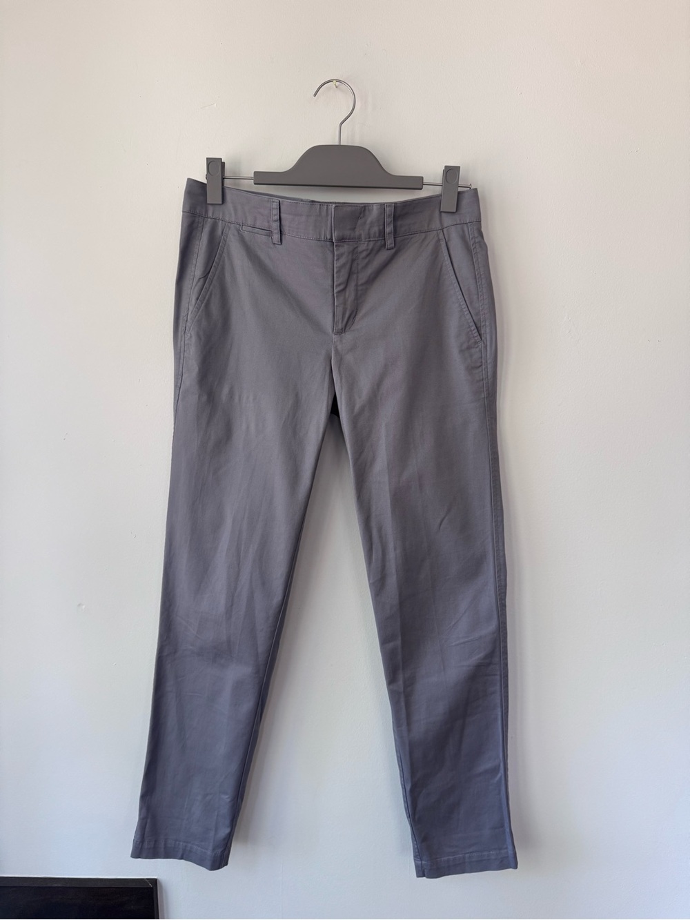 Vince tailored chinos, size 4 in LIGHT GREY